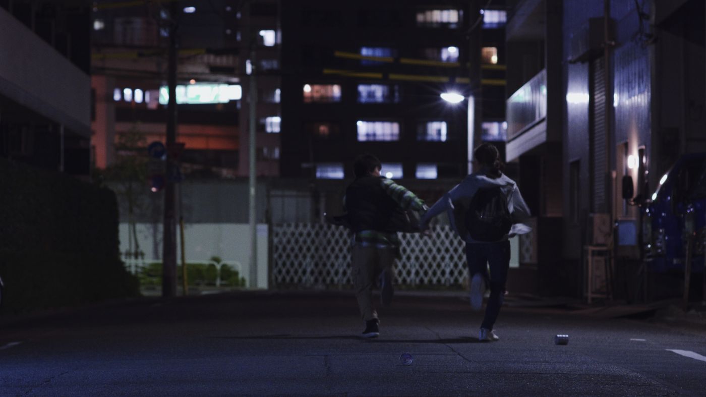『一瞬の楽園』より、夜の街を走る二人