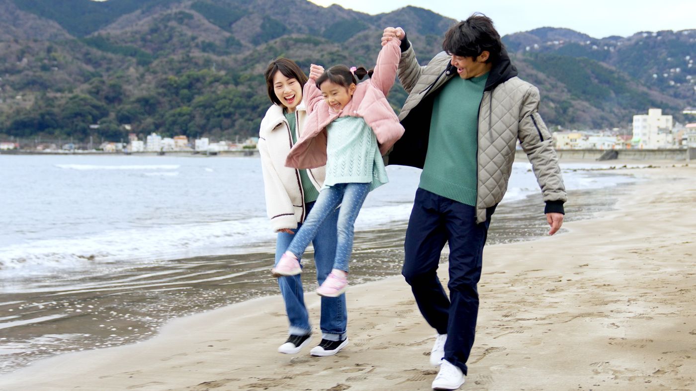 『嘘つきは〇〇のはじまり』より、海辺を歩く家族